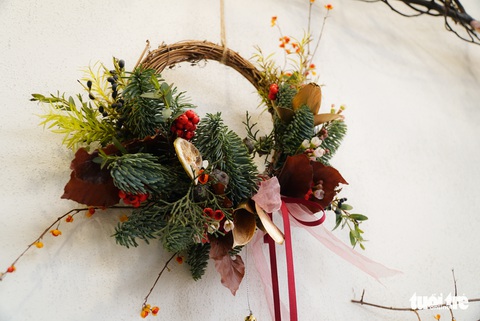 Vòng nguyệt quế, thông Noel giá chát bạn trẻ vẫn mua vì tươi mới, thân thiện môi trường - Ảnh 1. Vòng nguyệt quế, thông Noel giá chát bạn trẻ vẫn mua vì tươi mới, thân thiện môi trường - Ảnh 1.