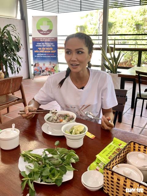 Hoa hậu HHen Nie dậy sớm ăn phở cùng thành phố - Ảnh 7. Hoa hậu HHen Nie dậy sớm ăn phở cùng thành phố - Ảnh 7.