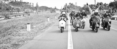 Tương tư tiếng nổ Vespa - Ảnh 4. Tương tư tiếng nổ Vespa - Ảnh 4.