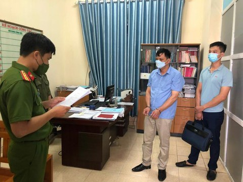 Rút ruột quỹ phụ huynh, hiệu trưởng và trưởng ban đại diện cha mẹ học sinh bị khởi tố - Ảnh 1. Rút ruột quỹ phụ huynh, hiệu trưởng và trưởng ban đại diện cha mẹ học sinh bị khởi tố - Ảnh 1.