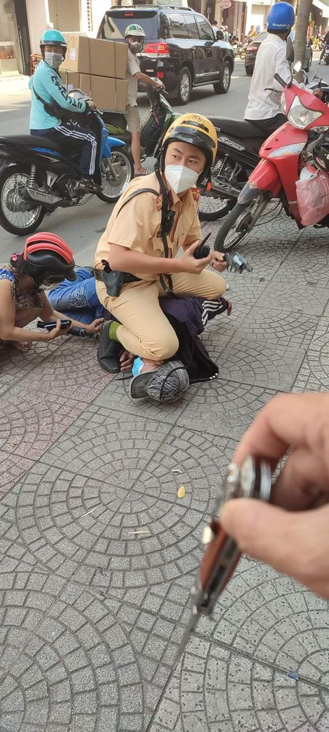 CSGT rút súng khống chế kẻ đâm 2 người phụ nữ giữa đường - Ảnh 1. CSGT rút súng khống chế kẻ đâm 2 người phụ nữ giữa đường - Ảnh 1.