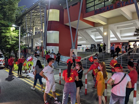 Nhiều cổ động viên đổ về Bishan, sẵn sàng tiếp lửa tuyển Việt Nam đấu Malaysia - Ảnh 4. Nhiều cổ động viên đổ về Bishan, sẵn sàng tiếp lửa tuyển Việt Nam đấu Malaysia - Ảnh 4.