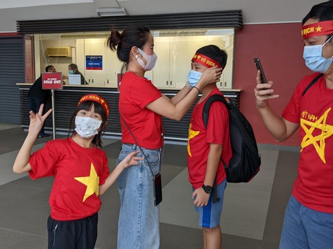 Nhiều cổ động viên đổ về Bishan, sẵn sàng tiếp lửa tuyển Việt Nam đấu Malaysia - Ảnh 2. Nhiều cổ động viên đổ về Bishan, sẵn sàng tiếp lửa tuyển Việt Nam đấu Malaysia - Ảnh 2.