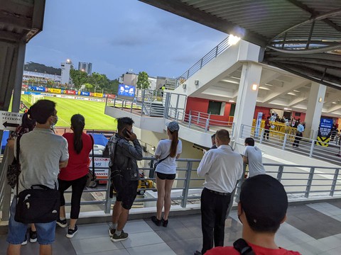 Nhiều cổ động viên đổ về Bishan, sẵn sàng tiếp lửa tuyển Việt Nam đấu Malaysia - Ảnh 3. Nhiều cổ động viên đổ về Bishan, sẵn sàng tiếp lửa tuyển Việt Nam đấu Malaysia - Ảnh 3.