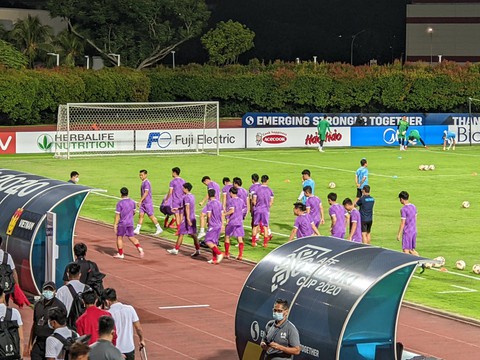Nhiều cổ động viên đổ về Bishan, sẵn sàng tiếp lửa tuyển Việt Nam đấu Malaysia - Ảnh 8. Nhiều cổ động viên đổ về Bishan, sẵn sàng tiếp lửa tuyển Việt Nam đấu Malaysia - Ảnh 8.