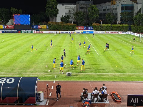 Nhiều cổ động viên đổ về Bishan, sẵn sàng tiếp lửa tuyển Việt Nam đấu Malaysia - Ảnh 9. Nhiều cổ động viên đổ về Bishan, sẵn sàng tiếp lửa tuyển Việt Nam đấu Malaysia - Ảnh 9.