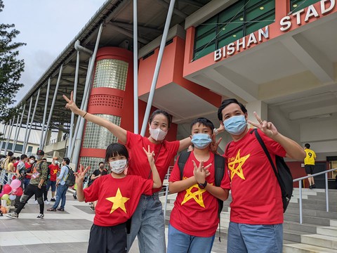 Nhiều cổ động viên đổ về Bishan, sẵn sàng tiếp lửa tuyển Việt Nam đấu Malaysia - Ảnh 1. Nhiều cổ động viên đổ về Bishan, sẵn sàng tiếp lửa tuyển Việt Nam đấu Malaysia - Ảnh 1.