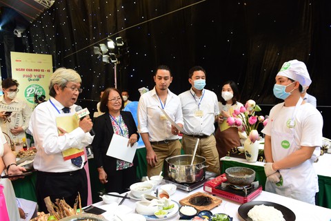 Gala Ngày của phở tối 12-12: 5 giải Hoa hồi vàng dành tặng người nấu phở ngon - Ảnh 7. Gala Ngày của phở tối 12-12: 5 giải Hoa hồi vàng dành tặng người nấu phở ngon - Ảnh 7.
