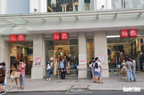 Giới trẻ TP.HCM ‘săn’ hàng sale cuối năm - Ảnh 11. Giới trẻ TP.HCM ‘săn’ hàng sale cuối năm - Ảnh 11.