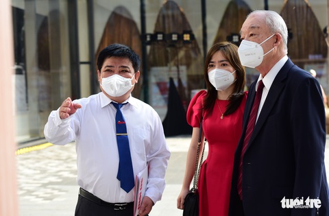 Gala Ngày của phở 2021: Ông Lê Thế Chữ - tổng biên tập báo Tuổi Trẻ giới thiệu triển lãm ảnh tại ngày hội cho ông Keneda Hiroki - Giám đốc khối marketing công ty CP Acecook Việt Nam Gala Ngày của phở 2021: Ông Lê Thế Chữ - tổng biên tập báo Tuổi Trẻ giới thiệu triển lãm ảnh tại ngày hội cho ông Keneda Hiroki - Giám đốc khối marketing công ty CP Acecook Việt Nam