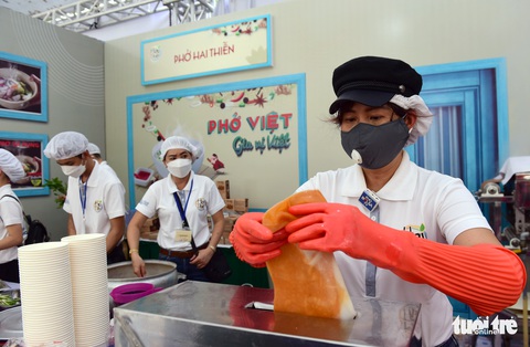 Gian hàng làm bánh phở trực tiếp tại Ngày của Phở 12-12 hút khách - Ảnh 1. Gian hàng làm bánh phở trực tiếp tại Ngày của Phở 12-12 hút khách - Ảnh 1.