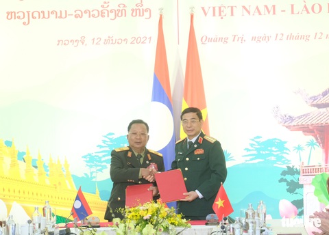 Ký kết Nghị định thư hợp tác cứu hộ, cứu nạn, kế hoạch hợp tác quốc phòng Việt - Lào 2022 - Ảnh 1. Ký kết Nghị định thư hợp tác cứu hộ, cứu nạn, kế hoạch hợp tác quốc phòng Việt - Lào 2022 - Ảnh 1.