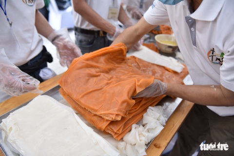 Gian hàng làm bánh phở trực tiếp tại Ngày của Phở 12-12 hút khách - Ảnh 5. Gian hàng làm bánh phở trực tiếp tại Ngày của Phở 12-12 hút khách - Ảnh 5.