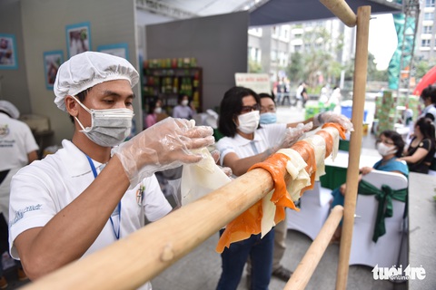Gian hàng làm bánh phở trực tiếp tại Ngày của Phở 12-12 hút khách - Ảnh 6. Gian hàng làm bánh phở trực tiếp tại Ngày của Phở 12-12 hút khách - Ảnh 6.