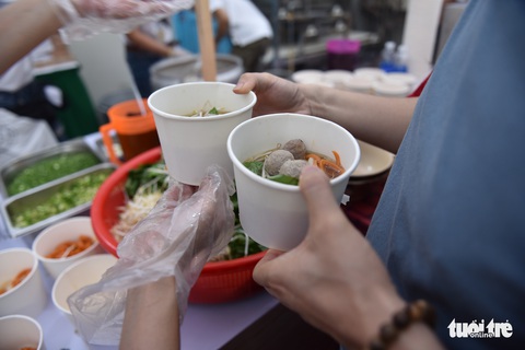 Gian hàng làm bánh phở trực tiếp tại Ngày của Phở 12-12 hút khách - Ảnh 9. Gian hàng làm bánh phở trực tiếp tại Ngày của Phở 12-12 hút khách - Ảnh 9.