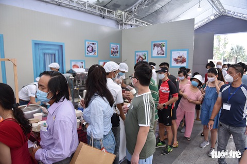 Gian hàng làm bánh phở trực tiếp tại Ngày của Phở 12-12 hút khách - Ảnh 10. Gian hàng làm bánh phở trực tiếp tại Ngày của Phở 12-12 hút khách - Ảnh 10.