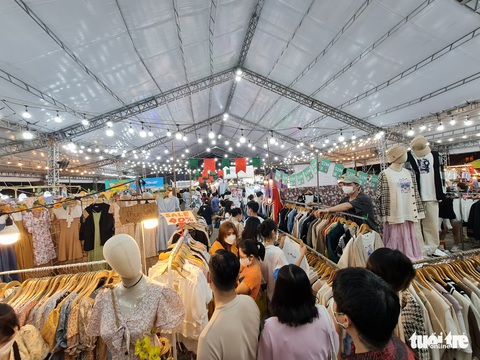 Giới trẻ TP.HCM ‘săn’ hàng sale cuối năm - Ảnh 1. Giới trẻ TP.HCM ‘săn’ hàng sale cuối năm - Ảnh 1.