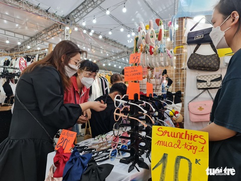 Giới trẻ TP.HCM ‘săn’ hàng sale cuối năm - Ảnh 8. Giới trẻ TP.HCM ‘săn’ hàng sale cuối năm - Ảnh 8.
