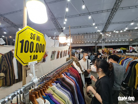 Giới trẻ TP.HCM ‘săn’ hàng sale cuối năm - Ảnh 7. Giới trẻ TP.HCM ‘săn’ hàng sale cuối năm - Ảnh 7.