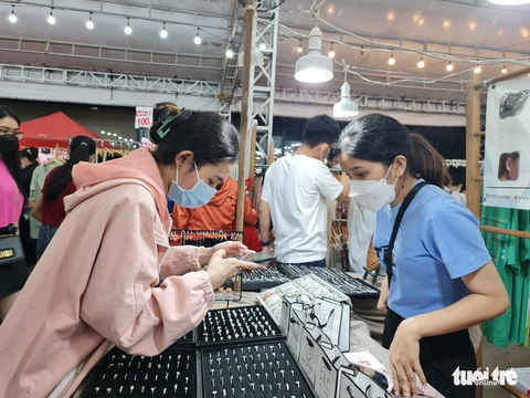 Giới trẻ TP.HCM ‘săn’ hàng sale cuối năm - Ảnh 5. Giới trẻ TP.HCM ‘săn’ hàng sale cuối năm - Ảnh 5.