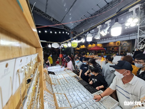 Giới trẻ TP.HCM ‘săn’ hàng sale cuối năm - Ảnh 3. Giới trẻ TP.HCM ‘săn’ hàng sale cuối năm - Ảnh 3.