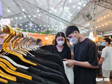 Giới trẻ TP.HCM ‘săn’ hàng sale cuối năm - Ảnh 4. Giới trẻ TP.HCM ‘săn’ hàng sale cuối năm - Ảnh 4.
