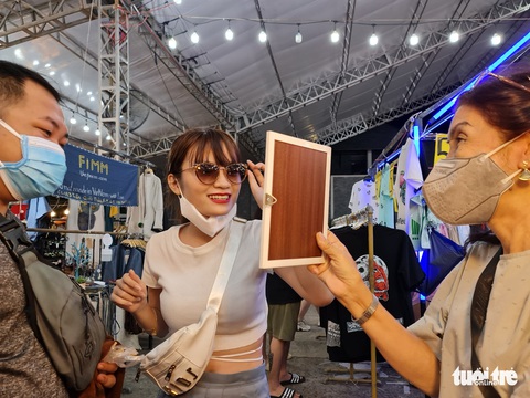 Giới trẻ TP.HCM ‘săn’ hàng sale cuối năm - Ảnh 2. Giới trẻ TP.HCM ‘săn’ hàng sale cuối năm - Ảnh 2.