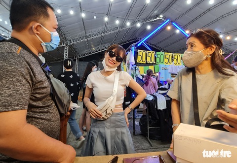 Giới trẻ TP.HCM ‘săn’ hàng sale cuối năm - Ảnh 6. Giới trẻ TP.HCM ‘săn’ hàng sale cuối năm - Ảnh 6.