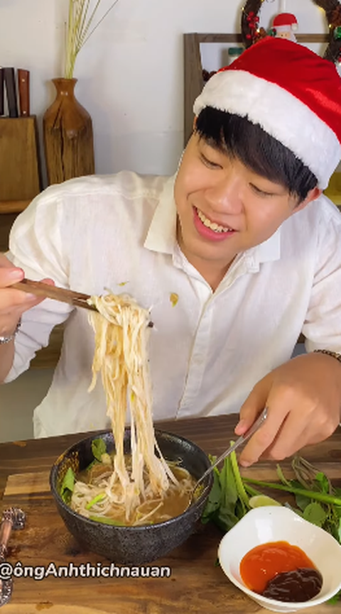 YouTuber người Nhật, người Việt đồng loạt đi ăn phở, nấu phở trong ngày 12-12 - Ảnh 4. YouTuber người Nhật, người Việt đồng loạt đi ăn phở, nấu phở trong ngày 12-12 - Ảnh 4.