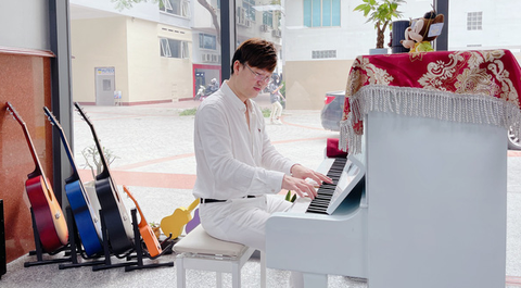 Nhạc sĩ Mắt nai cha cha cha làm cầu nối cho bạn trẻ mê nghệ thuật - Ảnh 1. Nhạc sĩ Mắt nai cha cha cha làm cầu nối cho bạn trẻ mê nghệ thuật - Ảnh 1.