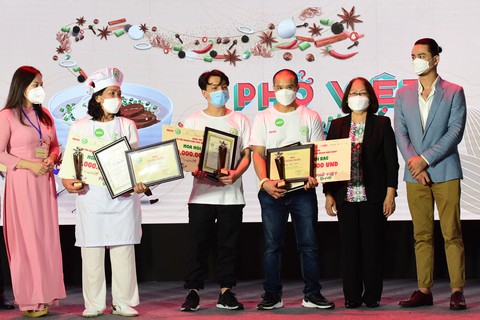 Gala Ngày của phở tối 12-12: 5 giải Hoa hồi vàng dành tặng người nấu phở ngon - Ảnh 14. Gala Ngày của phở tối 12-12: 5 giải Hoa hồi vàng dành tặng người nấu phở ngon - Ảnh 14.