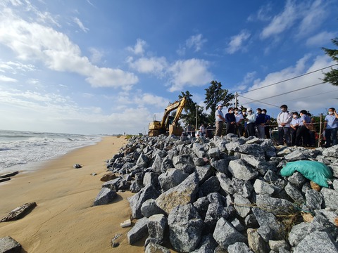 Chủ tịch tỉnh thị sát xong, yêu cầu đổ đá làm kè biển bảo vệ dân - Ảnh 3. Chủ tịch tỉnh thị sát xong, yêu cầu đổ đá làm kè biển bảo vệ dân - Ảnh 3.
