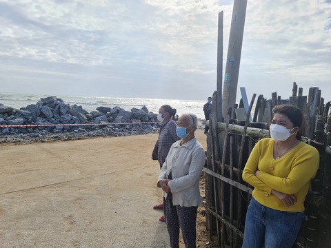 Chủ tịch tỉnh thị sát xong, yêu cầu đổ đá làm kè biển bảo vệ dân - Ảnh 1. Chủ tịch tỉnh thị sát xong, yêu cầu đổ đá làm kè biển bảo vệ dân - Ảnh 1.