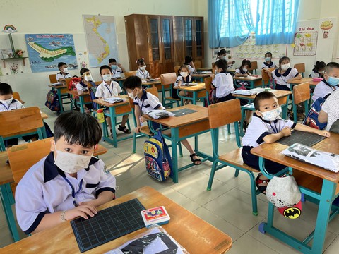 TP.HCM: Sau Tết, học sinh tiểu học tiếp tục học trực tuyến nếu trường nằm trong vùng đỏ - Ảnh 1. TP.HCM: Sau Tết, học sinh tiểu học tiếp tục học trực tuyến nếu trường nằm trong vùng đỏ - Ảnh 1.