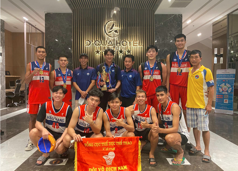 Cái kết đẹp cho tuyển thủ Phú Vinh ở giải U23 cuối cùng - Ảnh 2. Cái kết đẹp cho tuyển thủ Phú Vinh ở giải U23 cuối cùng - Ảnh 2.