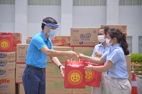 Những ai được tặng quà Tết từ UBND TP Hà Nội? - Ảnh 1. Những ai được tặng quà Tết từ UBND TP Hà Nội? - Ảnh 1.