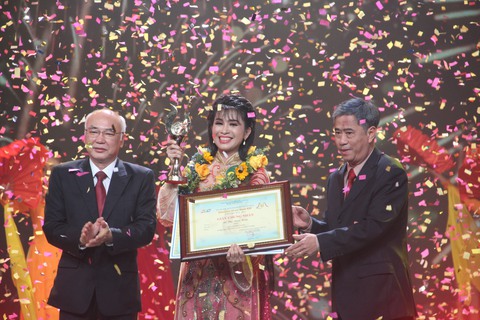 Lê Thị Diệu Hiền bất ngờ đoạt Chuông vàng vọng cổ 2021 - Ảnh 1. Lê Thị Diệu Hiền bất ngờ đoạt Chuông vàng vọng cổ 2021 - Ảnh 1.