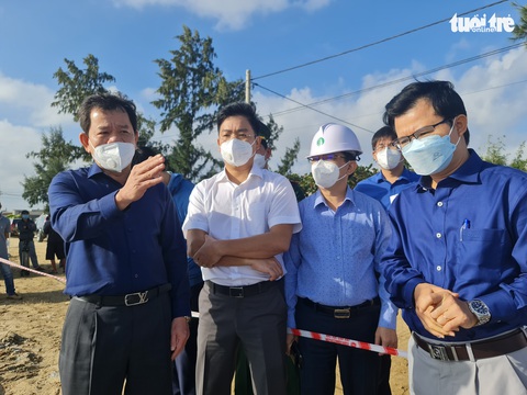 Chủ tịch tỉnh thị sát xong, yêu cầu đổ đá làm kè biển bảo vệ dân - Ảnh 2. Chủ tịch tỉnh thị sát xong, yêu cầu đổ đá làm kè biển bảo vệ dân - Ảnh 2.