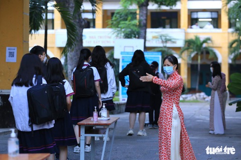 Học sinh lớp 9, 12 ở TP.HCM trở lại trường sau hơn nửa năm ở nhà - Ảnh 4. Học sinh lớp 9, 12 ở TP.HCM trở lại trường sau hơn nửa năm ở nhà - Ảnh 4.