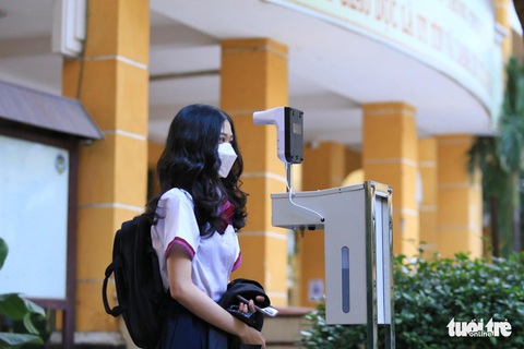 Học sinh lớp 9, 12 ở TP.HCM trở lại trường sau hơn nửa năm ở nhà - Ảnh 2. Học sinh lớp 9, 12 ở TP.HCM trở lại trường sau hơn nửa năm ở nhà - Ảnh 2.