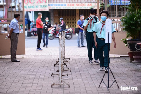 Học sinh lớp 9, 12 ở TP.HCM trở lại trường sau hơn nửa năm ở nhà - Ảnh 5. Học sinh lớp 9, 12 ở TP.HCM trở lại trường sau hơn nửa năm ở nhà - Ảnh 5.
