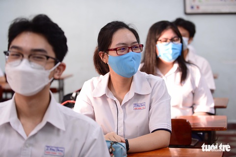 Học sinh lớp 9, 12 ở TP.HCM trở lại trường sau hơn nửa năm ở nhà - Ảnh 1. Học sinh lớp 9, 12 ở TP.HCM trở lại trường sau hơn nửa năm ở nhà - Ảnh 1.