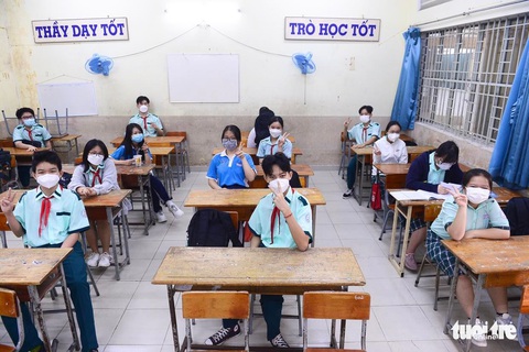 Học sinh lớp 9, 12 ở TP.HCM trở lại trường sau hơn nửa năm ở nhà - Ảnh 8. Học sinh lớp 9, 12 ở TP.HCM trở lại trường sau hơn nửa năm ở nhà - Ảnh 8.