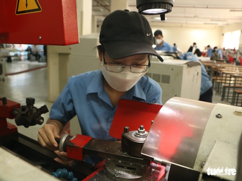 Sinh viên trường nghề tại TP.HCM trở lại trường thực hành, làm đồ án - Ảnh 1.