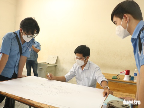 Sinh viên trường nghề tại TP.HCM trở lại trường thực hành, làm đồ án - Ảnh 5.