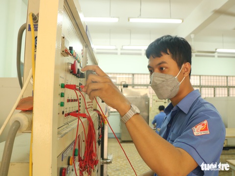 Sinh viên trường nghề tại TP.HCM trở lại trường thực hành, làm đồ án - Ảnh 2.