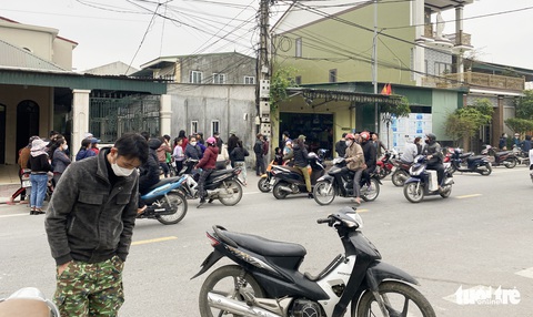 Nhà 2 tầng ở TP Vinh nứt toác sau tiếng nổ lớn, nghi do pháo tự chế - Ảnh 2. Nhà 2 tầng ở TP Vinh nứt toác sau tiếng nổ lớn, nghi do pháo tự chế - Ảnh 2.