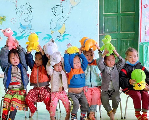 Cô gái gắp thú tới đâu, thắng tới đó tặng hơn 100 gấu bông cho trẻ vùng cao - Ảnh 5. Cô gái gắp thú tới đâu, thắng tới đó tặng hơn 100 gấu bông cho trẻ vùng cao - Ảnh 5.