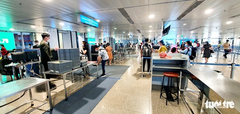 Trộm 4,5 triệu đồng rồi vứt ví vào thùng rác ở Tân Sơn Nhất vẫn bị ‘vịn’ ở Nội Bài - Ảnh 1. Trộm 4,5 triệu đồng rồi vứt ví vào thùng rác ở Tân Sơn Nhất vẫn bị ‘vịn’ ở Nội Bài - Ảnh 1.