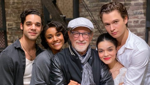 Romeo và Juliet thời hiện đại của Spielberg đẹp mê mẩn nhưng doanh thu thấp - Ảnh 4. Romeo và Juliet thời hiện đại của Spielberg đẹp mê mẩn nhưng doanh thu thấp - Ảnh 4.